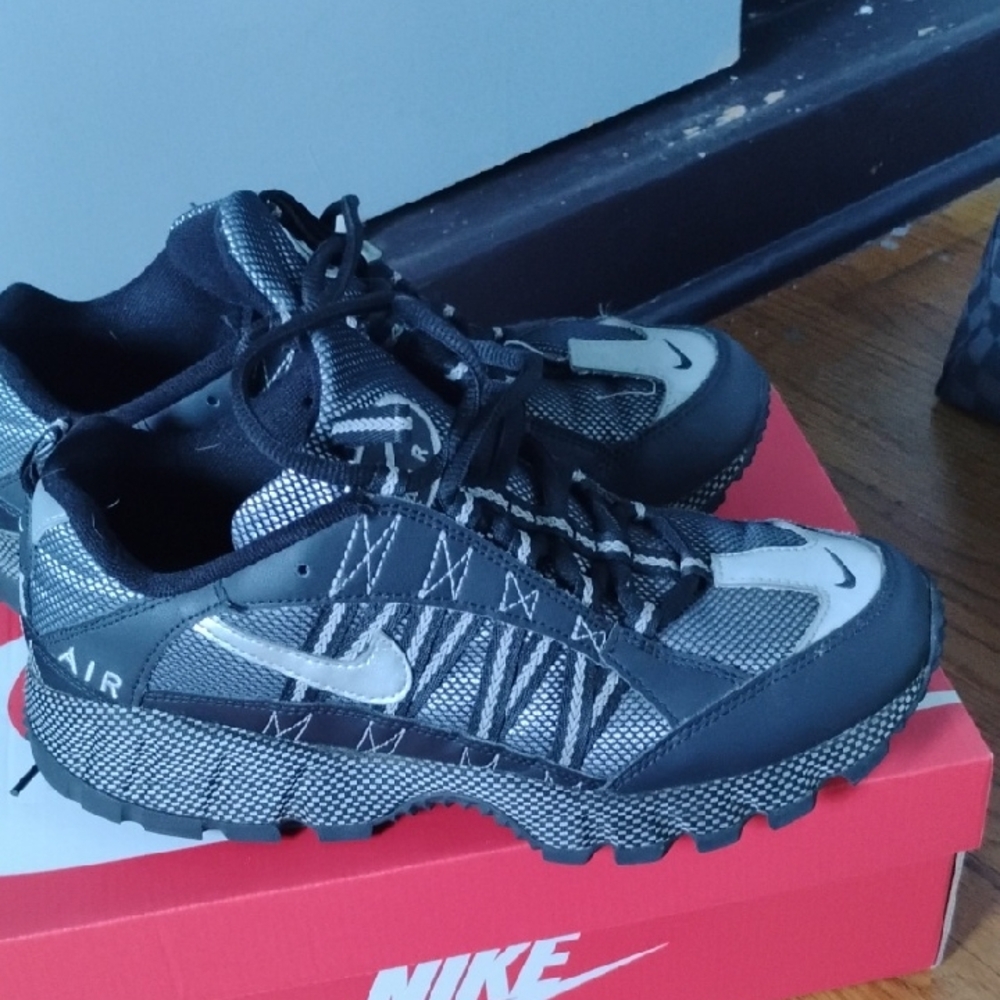 Nike Black and Gray Athletic Shoes for Performance